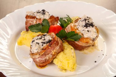 Pastırmalı domuz eti ve patates püresi.