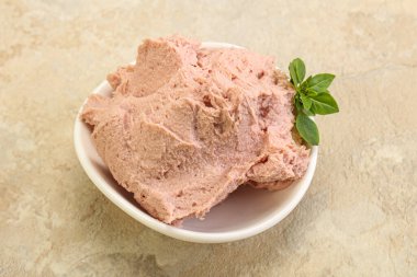 Karaciğer ezmesi kasede fesleğen yaprağı servis edilir.