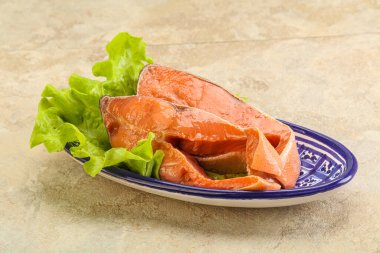 İki pembe somon balığı bifteği. Salata yaprağı.