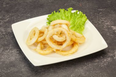 Kavrulmuş kalamar halkaları ve kasede salata.