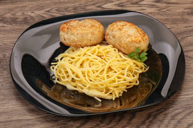 Peynirli spagetti ve ev yapımı tavuk pirzolası.