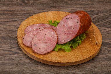 Baharatlı ve otlu füme jambon.