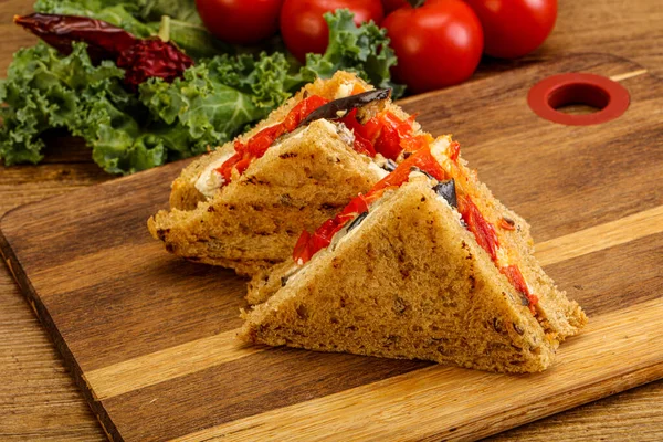 Sandwich Vegetariano Club Con Berenjena Queso — Foto de Stock