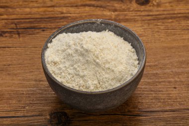 Buğday unu kasede yemek pişirmek için.