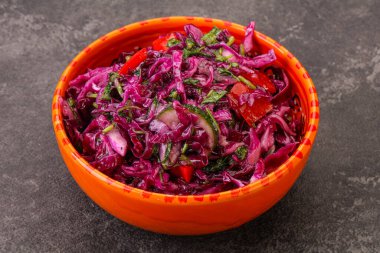 Bitki ve baharatlı kırmızı lahana turşusu