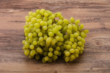 Arka planda tatlı yeşil üzüm dalı