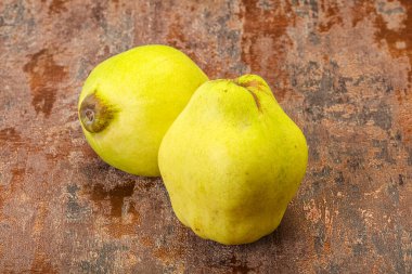 Tatlı olgun ve sulu ayva meyvesi