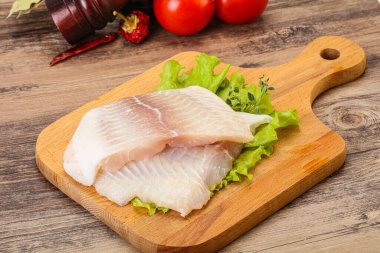Pişirmek için çiğ pangasius fileto balığı.