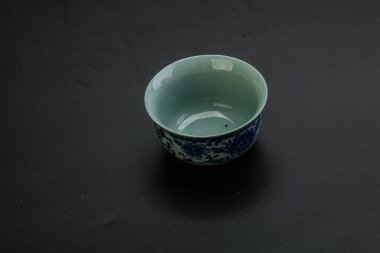 Çay için boş Çin bardağını temizle.