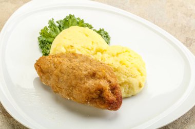 Patates püresiyle doğranmış etten çıtır tavuk pirzolası.