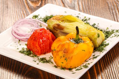 Izgara sebze bbq - domates, dolmalık biber ve patlıcan