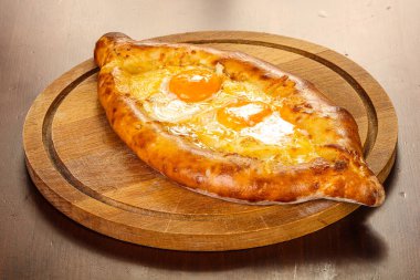 Geleneksel Gürcistan mutfağı peynirli Adjarian Khachapuri