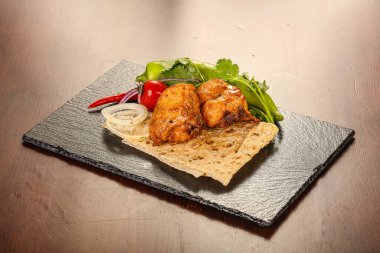 Tavuk şiş kebap. Sebze ve soğan servis edildi.