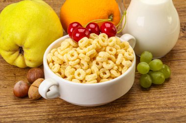 Mısır halkaları, meyveler ve sütle kahvaltı