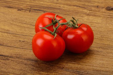 Kırmızı parlak olgun ve tatlı domates dalı