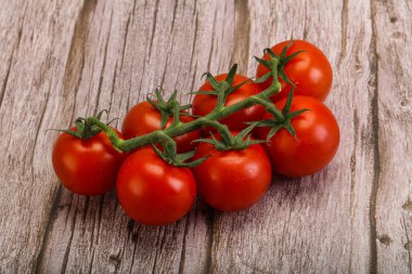 Taze olgun domates dalıyla izole edilmiş.