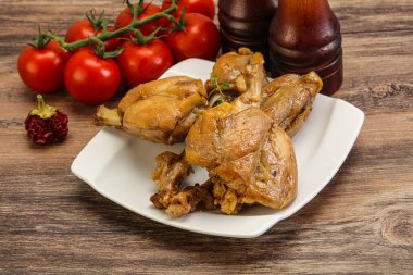 Tatlı ve baharatlı soslu tavşan yahnisi.