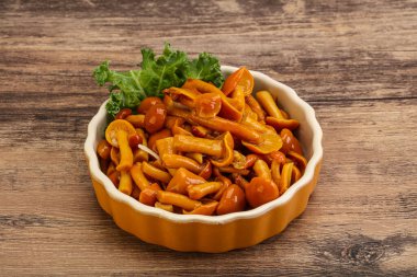 Terbiye edilmiş mantar. Kasede küçük bal aromalı.