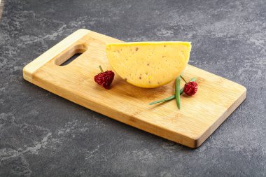 Cevizli sert peynir tuğlası.