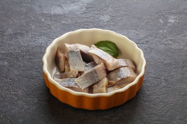 Atıştırmak için dilimlenmiş ringa filetosu kasede.