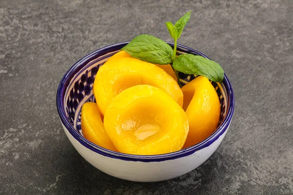 甜成熟的罐装桃 薄荷叶 — 图库照片