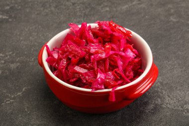 Kasede pancar kökü olan marine edilmiş kırmızı lahana.
