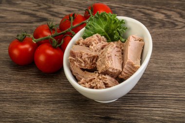 Lezzetli ton balığı filetosu kasede