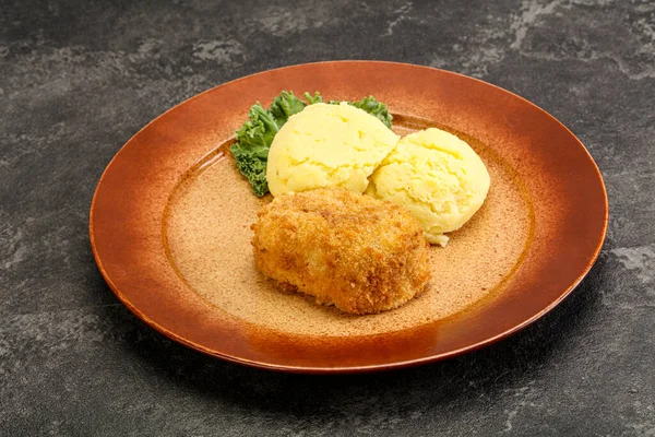 Patates püresiyle doğranmış etten çıtır tavuk pirzolası.