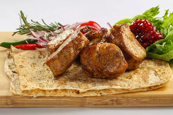 Varkenshaasje Kebab Boord Geserveerd Salade Blad — Stockfoto