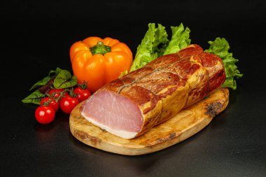 Atıştırmalık olarak nefis füme domuz eti.