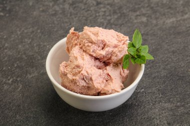 Karaciğer ezmesi kasede fesleğen yaprağı servis edilir.