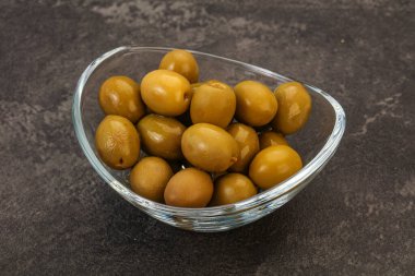 Kavanozda yeşil zeytin turşusu