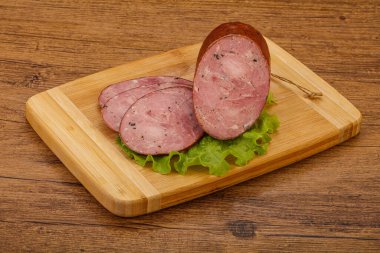 Baharatlı ve otlu füme jambon.