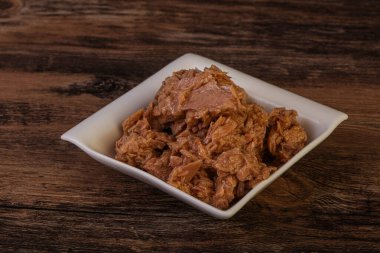 Salata için konserve ton balığı filetosu.