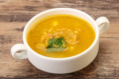 Füme et ve sebzeli bezelye çorbası.