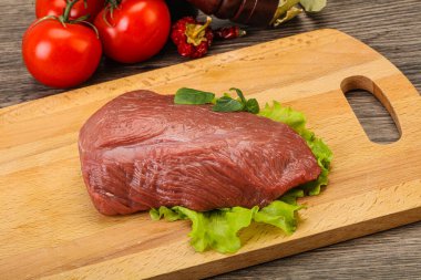 Pişirmek için çiğ et parçası.