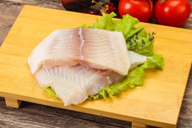 Pişirmek için çiğ pangasius fileto balığı.