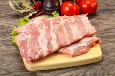 Pişirmek için çiğ domuz eti.