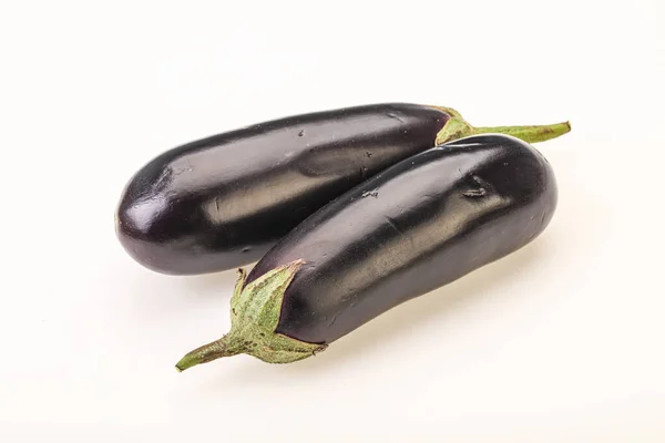 Deux Aubergines Crues Mûres Isolées Pour Cuisson — Photo