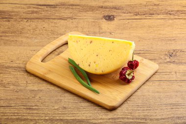 Cevizli sert peynir tuğlası.