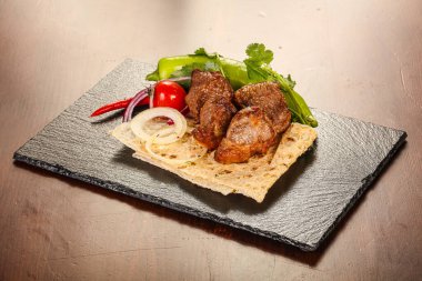 Kafkas geleneksel domuz kebabı shashlik soğan servis etti.