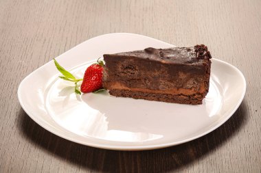 Tatlı çikolatalı pasta çilekli ve naneli.