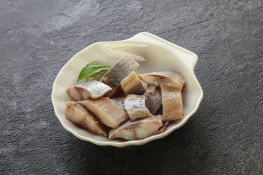 Atıştırmak için dilimlenmiş ringa filetosu kasede.