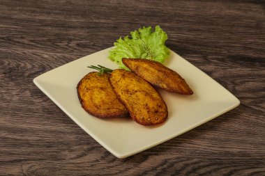 Fırında patates ve biberiye servis edilen baharatlar.