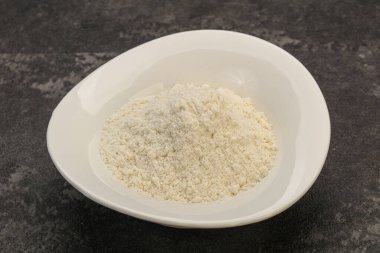 Buğday unu kasede yemek pişirmek için.