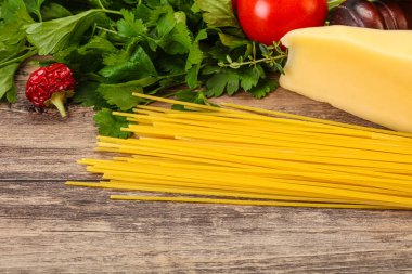 Çiğ İtalyan spagetti yığını, peynir ve sebzeli.