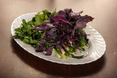 Taze bitkiler fesleğen, dereotu ve maydanoz karışımı.