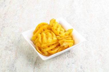 Lezzetli kızarmış patates dilimi kasede