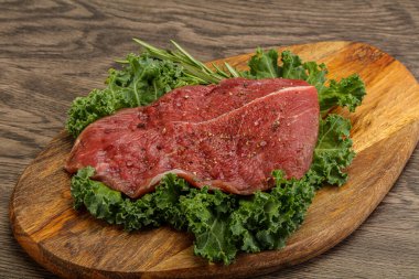 Baharatlı ızgara için çiğ biftek.