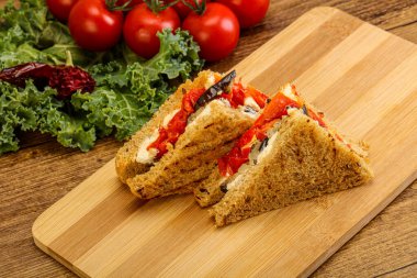 Patlıcanlı ve peynirli vejetaryen sandviçi.